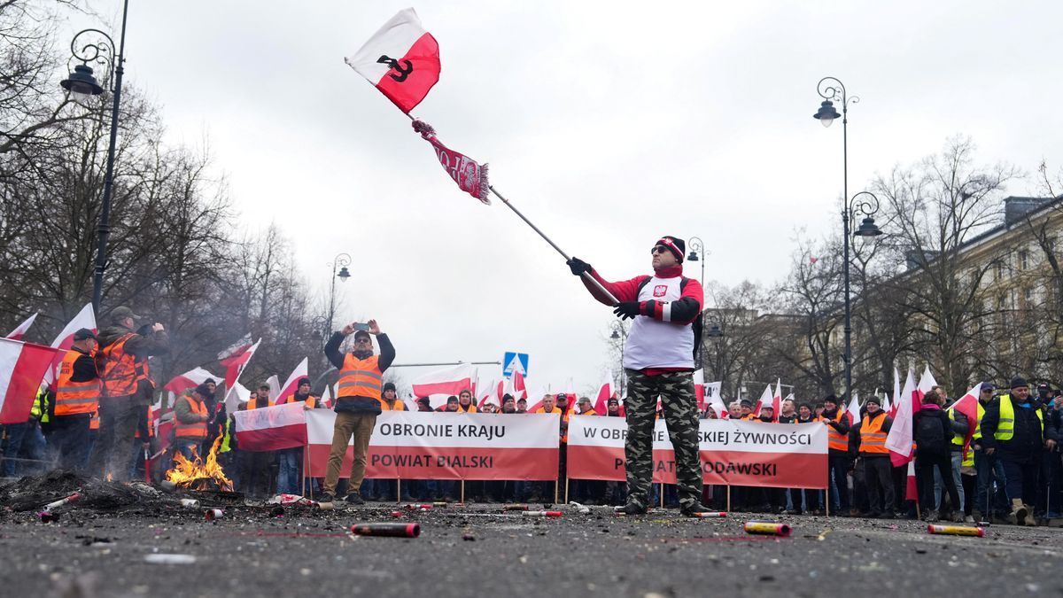 Polští zemědělci se vrátili do Varšavy. Před Sejmem se střetli s policií